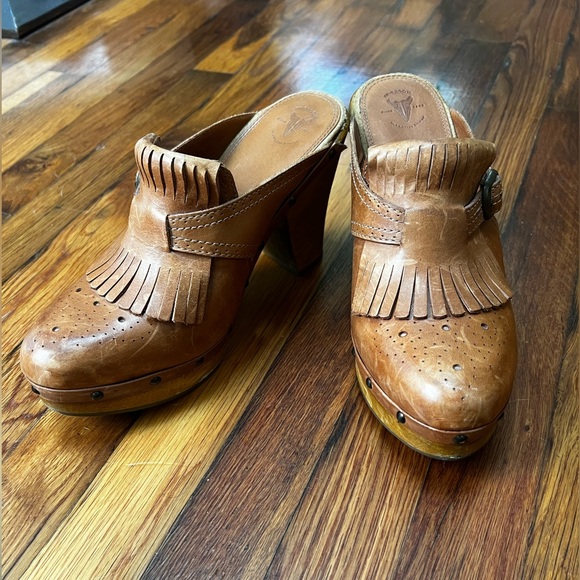 Frye Leather Kiltie Tassel Studded Heel Mules Tan Sz 9.5 - Picture 3 of 8